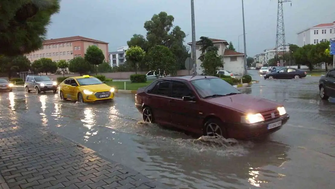 Burhaniye'de yağmur etkili oldu