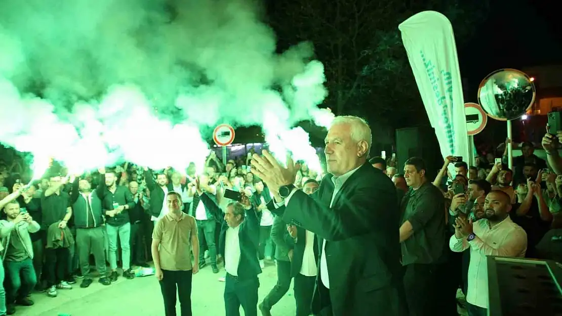 Bursa Büyükşehir Belediye Başkanı Mustafa Bozbey'den Bursaspor'a 500 bin TL destek