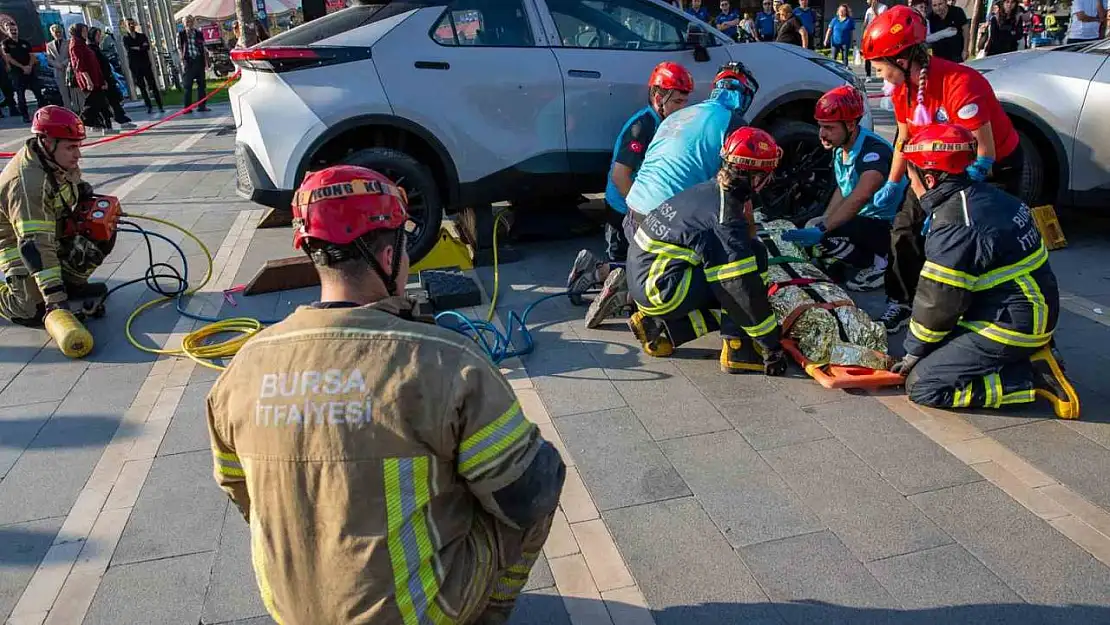 Bursa Büyükşehir İtfaiyesi'nden gerçeği aratmayan tatbikat