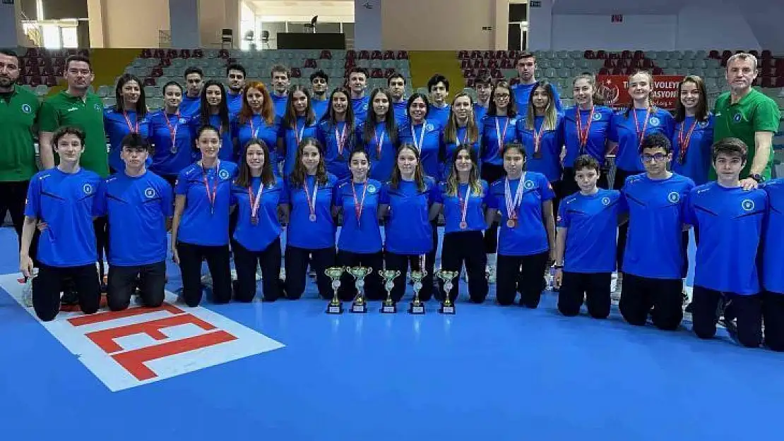 Bursa Büyükşehir voleybol takımları 5 kupa kazandı