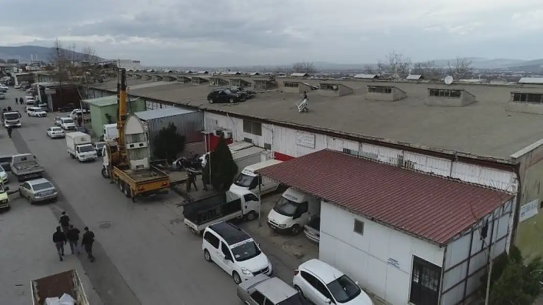 Bursa'da 1 kişinin yaralandığı 20 iş yeri ve 12 aracın zarar gördüğü anlar güvenlik kamerasına yansıdı