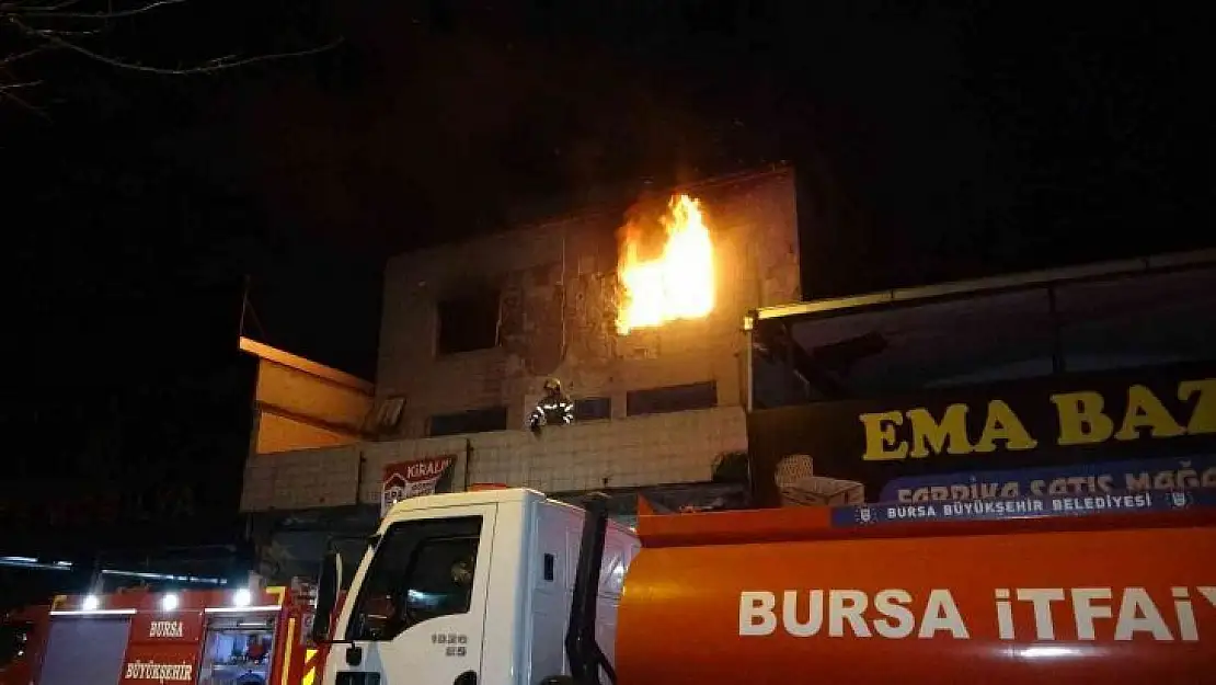 Bursa'da 3 katlı kullanılmayan binada korkutan yangın