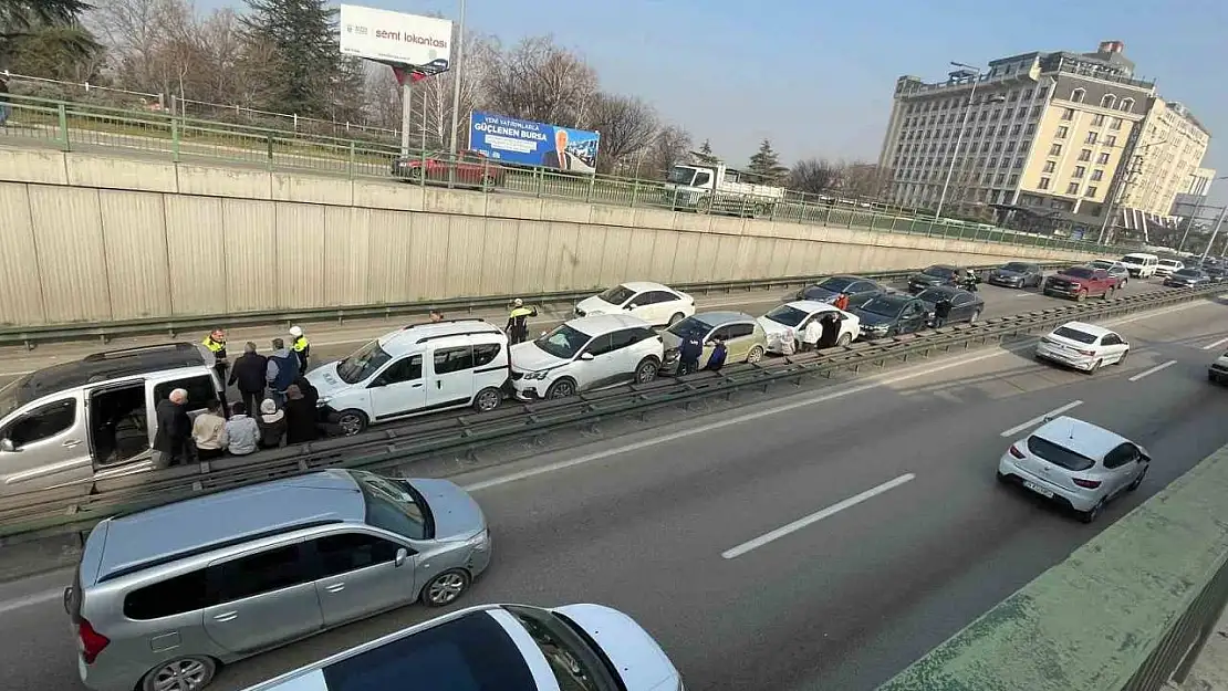 Bursa'da 7 araç bir birine girdi