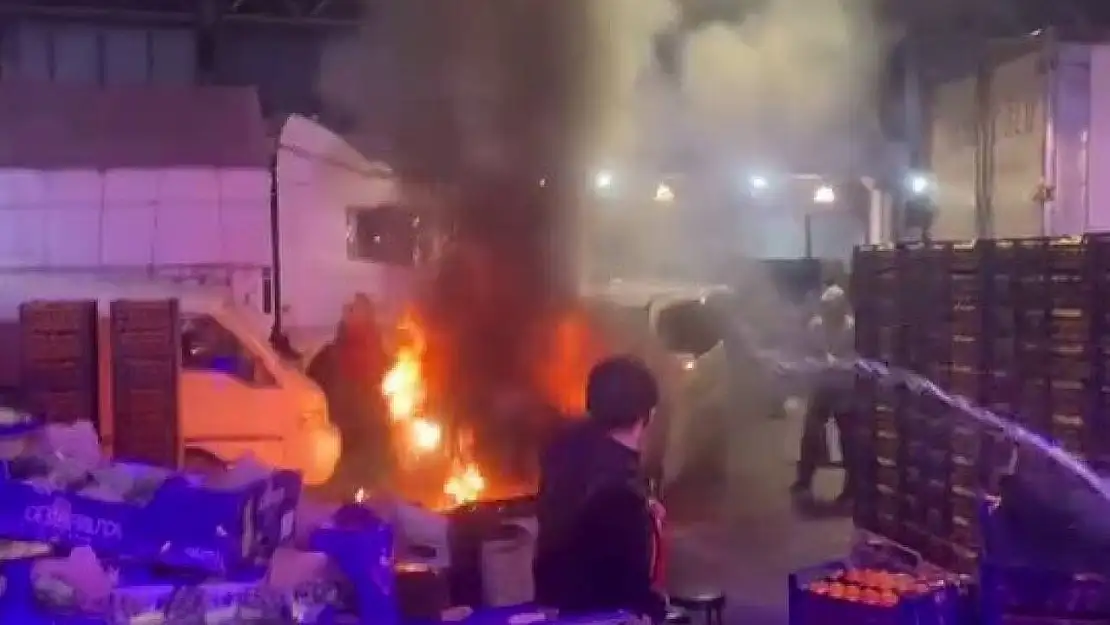 Bursa'da alev topuna dönen araç kamerada