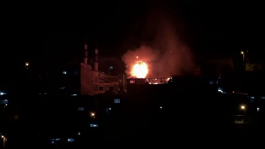 Bursa'da alevler geceyi aydınlattı... 2 katlı evde çıkan yangın, bitişiğindeki 2 eve daha sıçradı