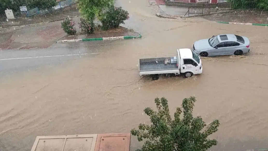 Bursa'da aniden bastıran yağmur, hayatı felç etti