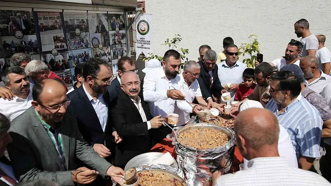 Bursa'da aşure kazanları birlik beraberlik için kaynadı