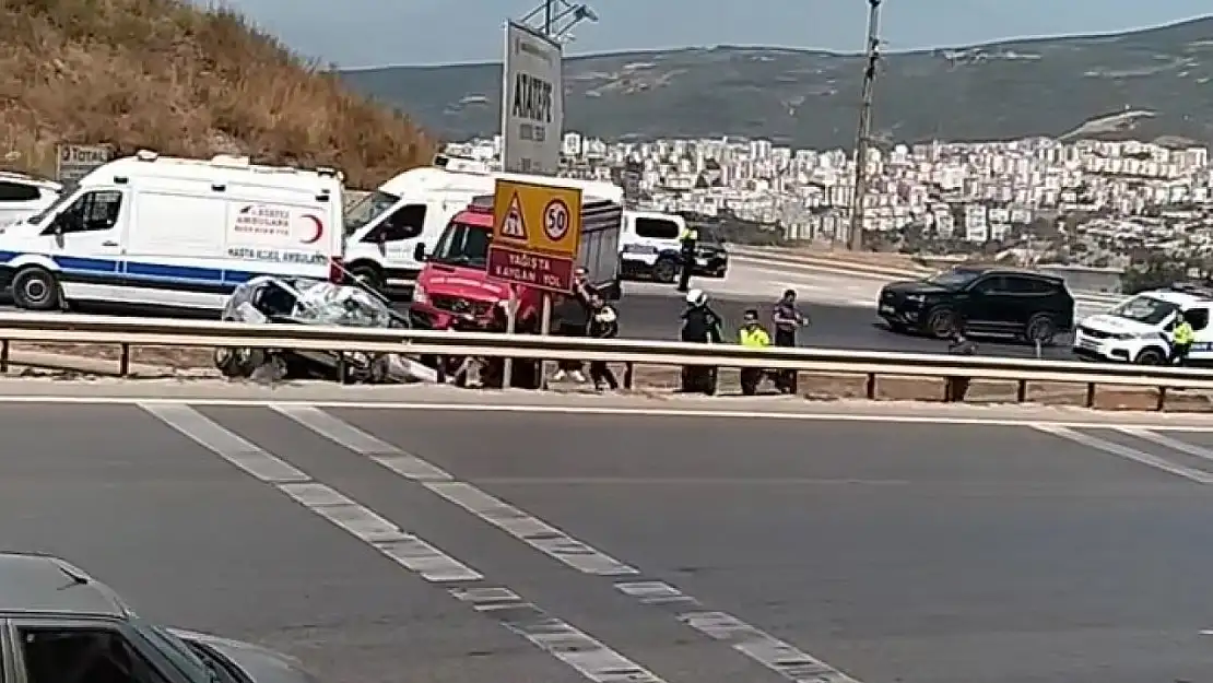 Bursa'da bariyerlere giren araç kullanılamaz hale geldi : 2 yaralı