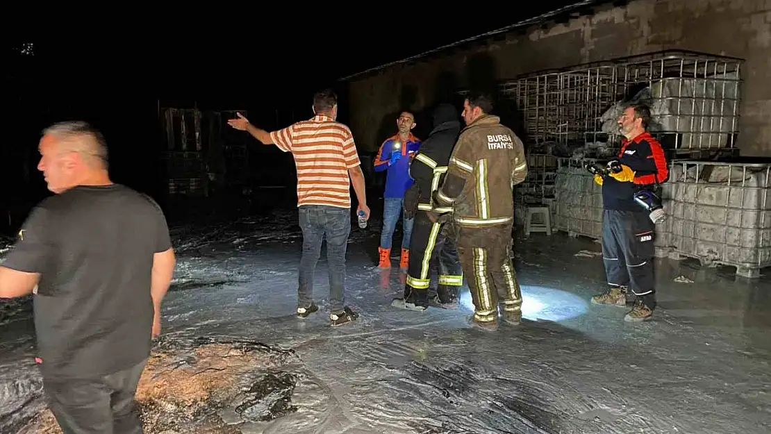 Bursa'da boya fabrikasındaki yangın söndürüldü, 3 kişi kimyasaldan etkilendi