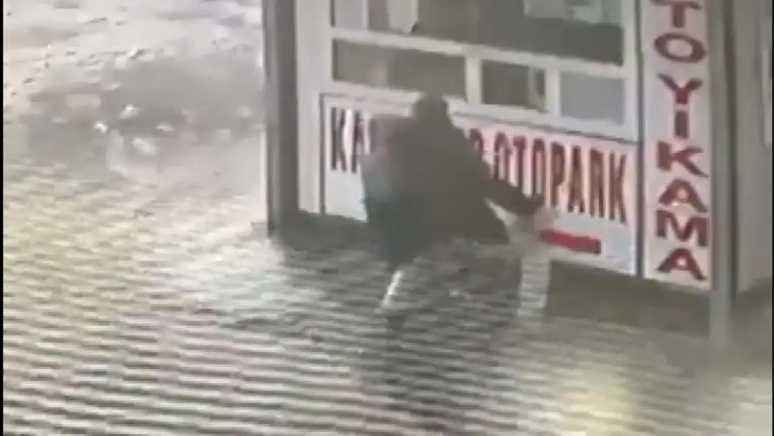 Bursa'da buzlu yolda kayarak düşen baba kucağındaki çocuğunu böyle korudu