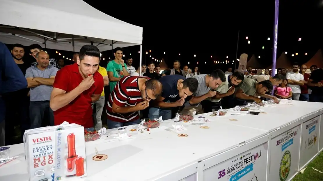 Bursa'da çilek yeme yarışması