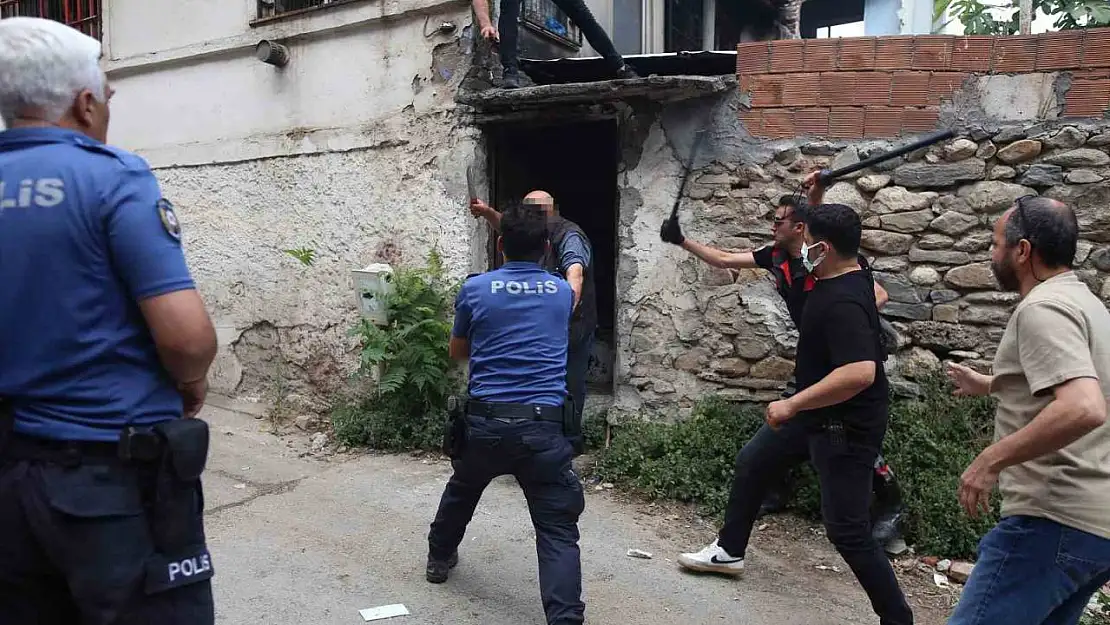 Bursa'da çöp evini temizletmeyip polisi bıçakladı