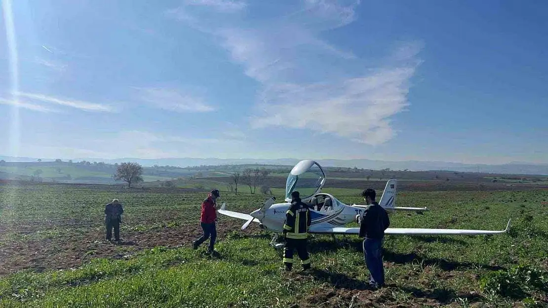 Bursa'da eğitim uçağı tarlaya mecburi iniş yaptı