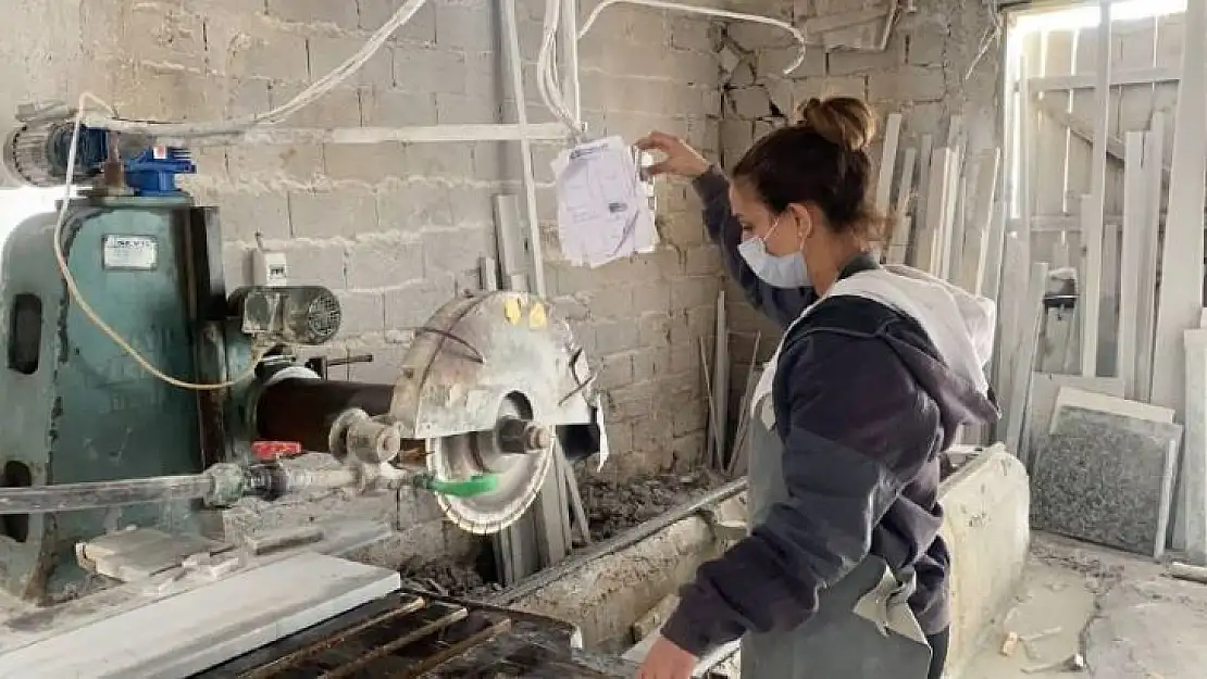 Bursa'da ekmeğini 'Mermer'den çıkartan kadın, görenleri şaşırtıyor