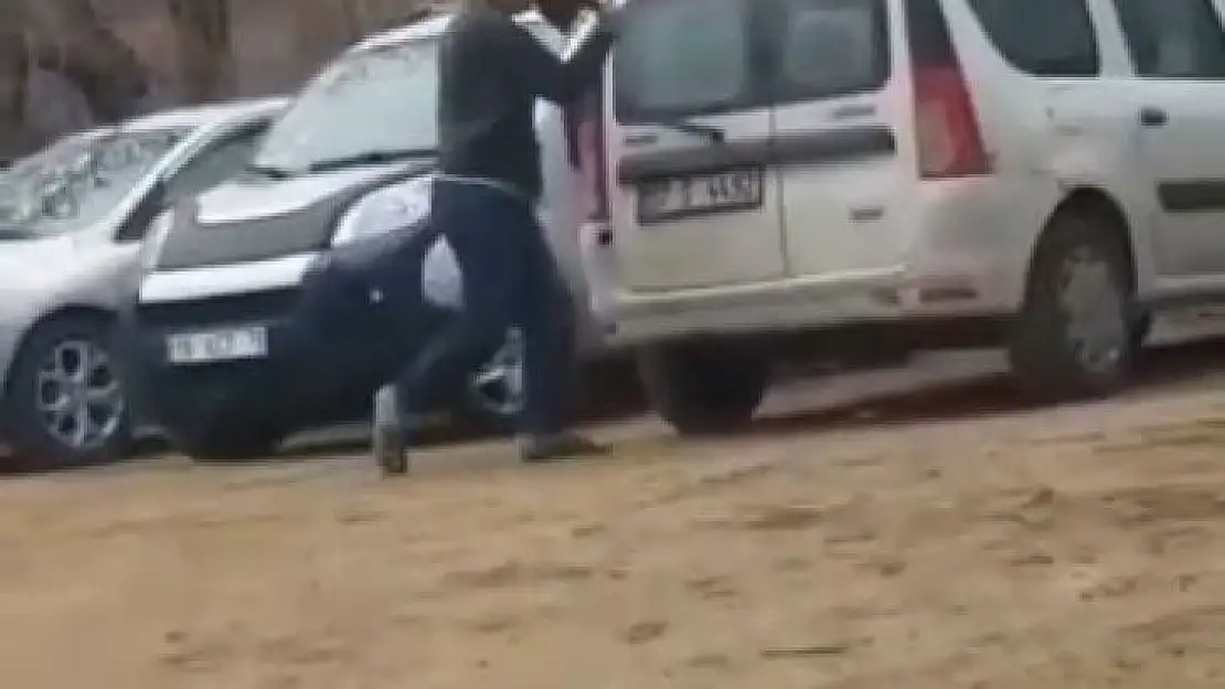 Bursa'da elindeki kürek ile otoparktaki araçların camını kırdı