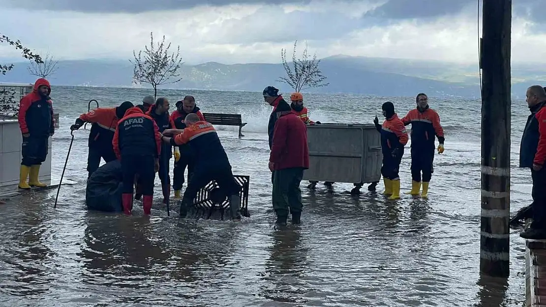 Bursa'da fırtına hayatı felç etti, deniz karayla birleşti