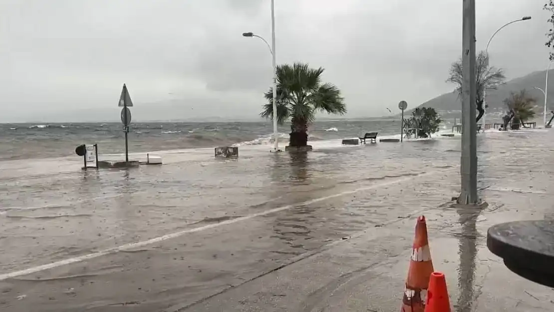 Bursa'da fırtına sahil kenarını vurdu, caddeler göle döndü