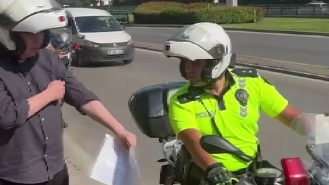 Bursa'da geç kalan öğrencileri yine motosikletli polisler yetiştirdi