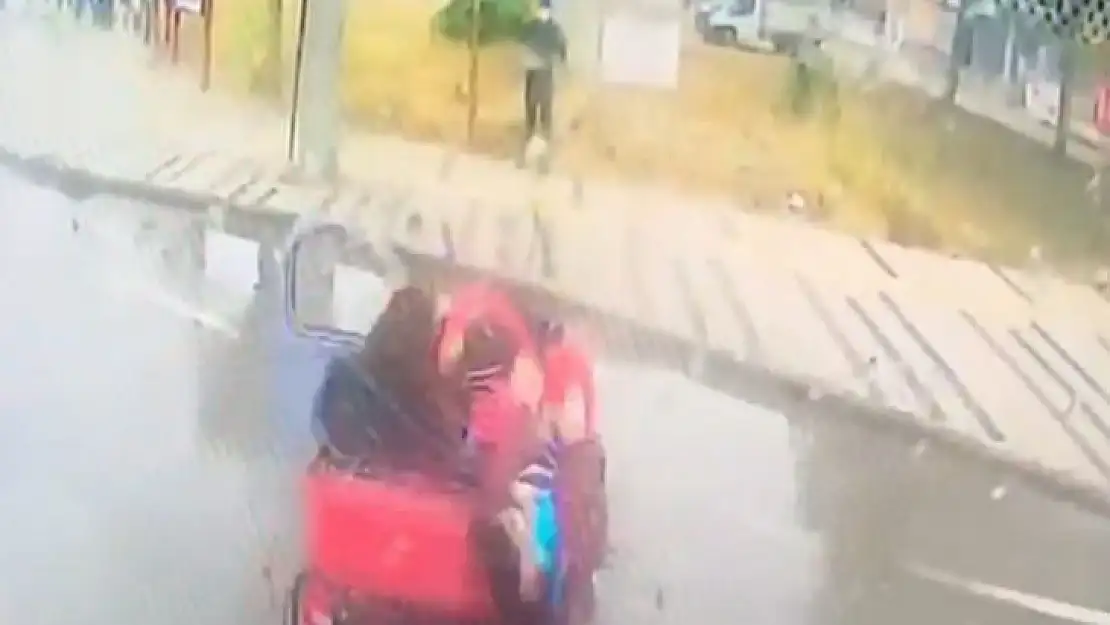 Bursa'da halk otobüsünün elektrikli araca çarptığı anlar güvenlik kamerasına yansıdı