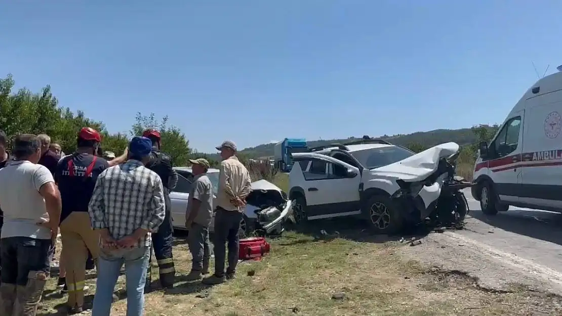 Bursa'da iki otomobil kafa kafaya çarpıştı: 5 yaralı