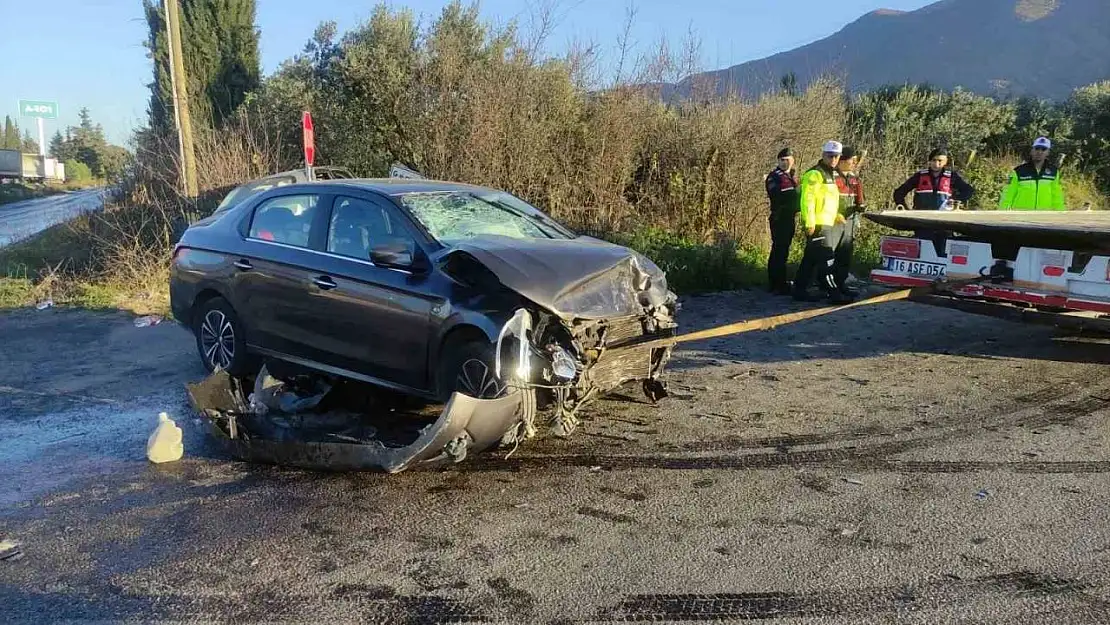 Bursa'da iki otomobil kafa kafaya çarpıştı: 7 yaralı