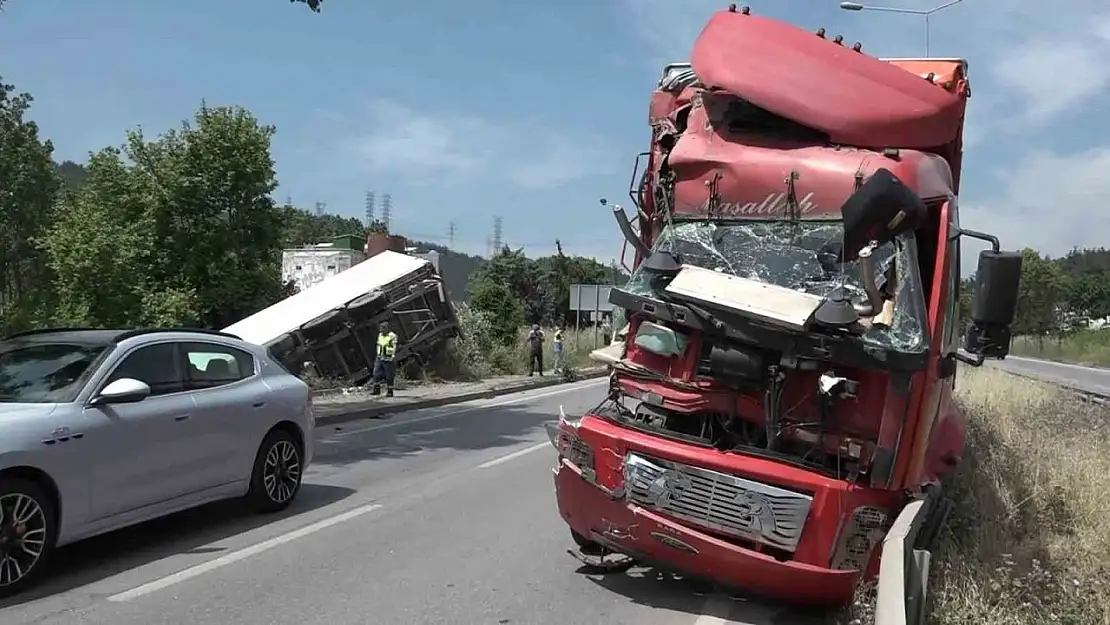 Bursa'da kamyon ile çarpışan tır şarampole uçtu