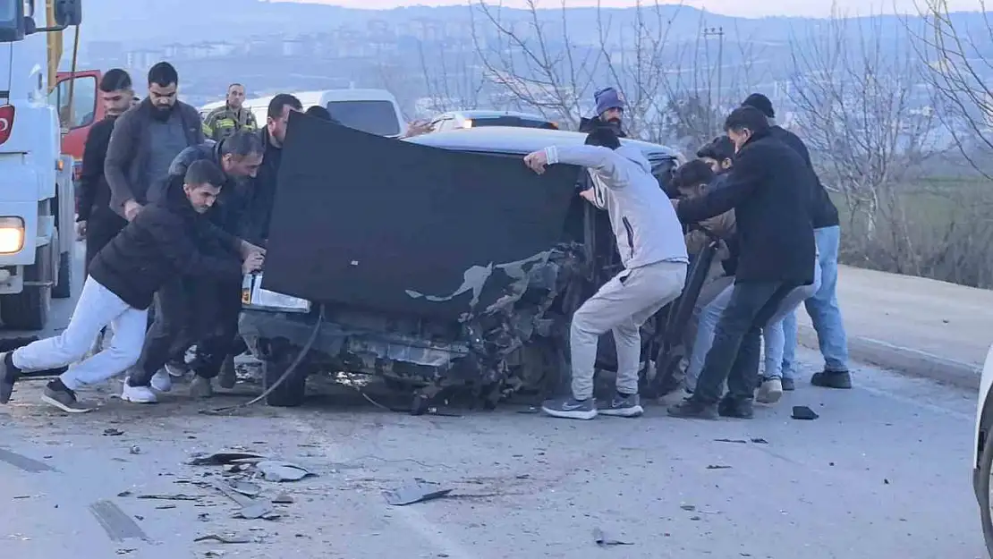 Bursa'da kamyon ile otomobil kafa kafaya çarpıştı: Araçta sıkışan sürücüyü vatandaşlar kurtardı