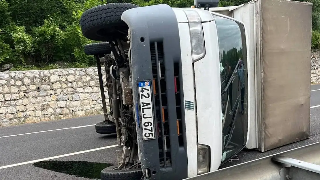 Bursa'da kamyonet devrildi : 3 yaralı