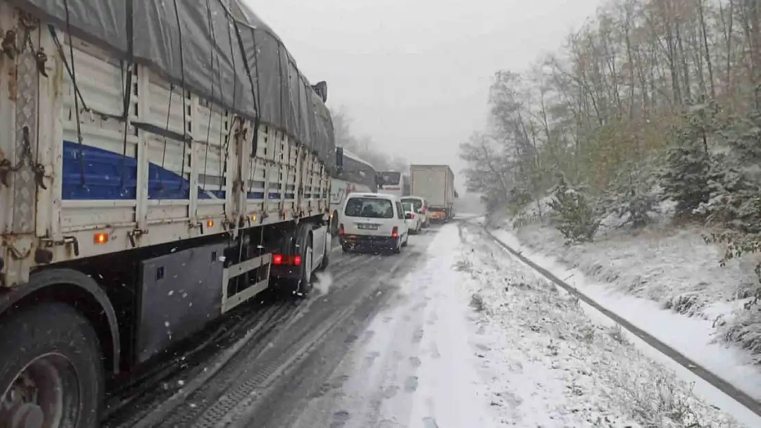 Bursa'da kar yağışı sebebiyle yol kapandı