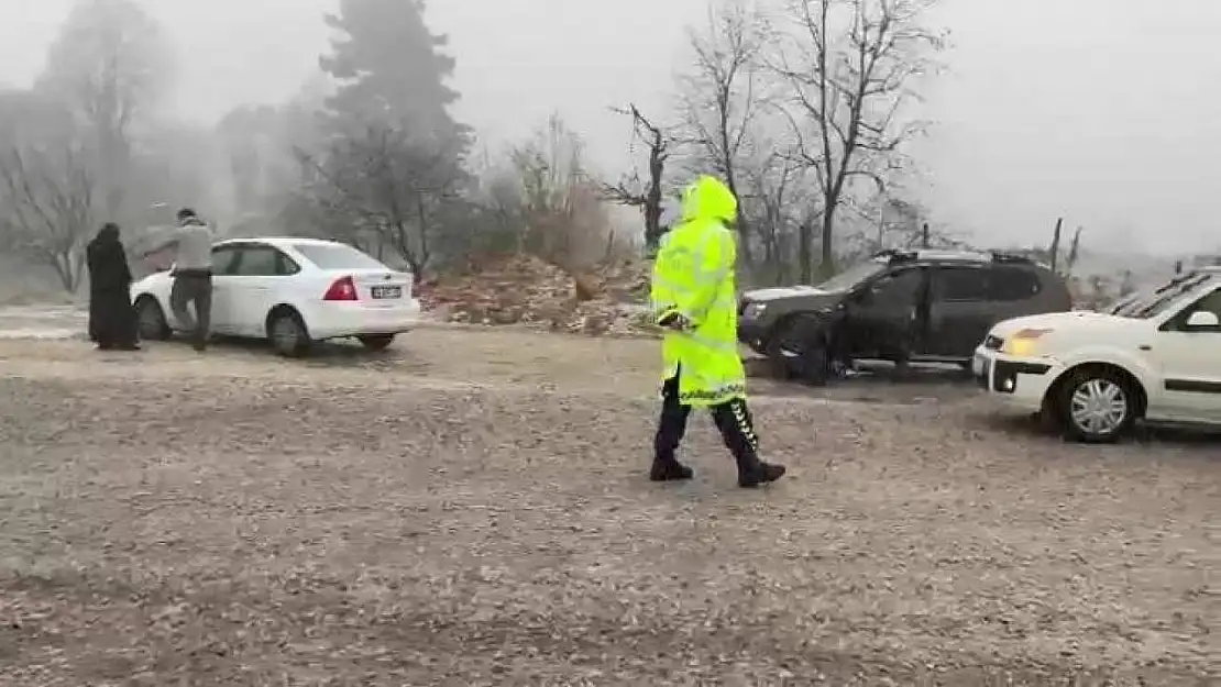 Bursa'da kar yağışıyla hayat durdu...İlçe yolları kapandı, ekipler açmaya çalışıyor