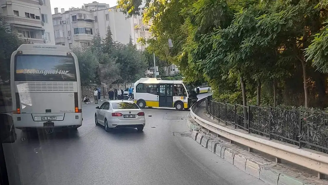 Bursa'da kaza yapan minibüs şoförü yaralandı