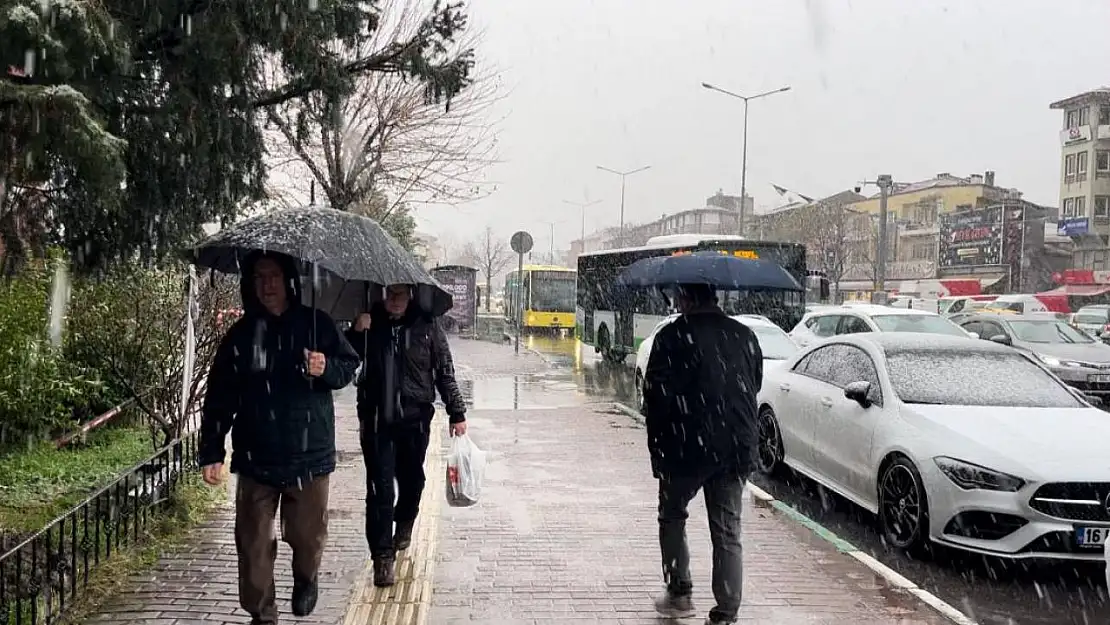 Bursa'da kent merkezi beyaza büründü