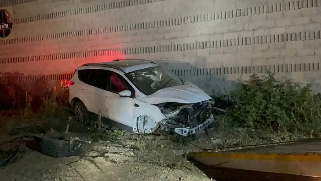 Bursa'da kız arkadaşı ile duvara çarparak kaza yapan sürücü olay yerinden kaçtı