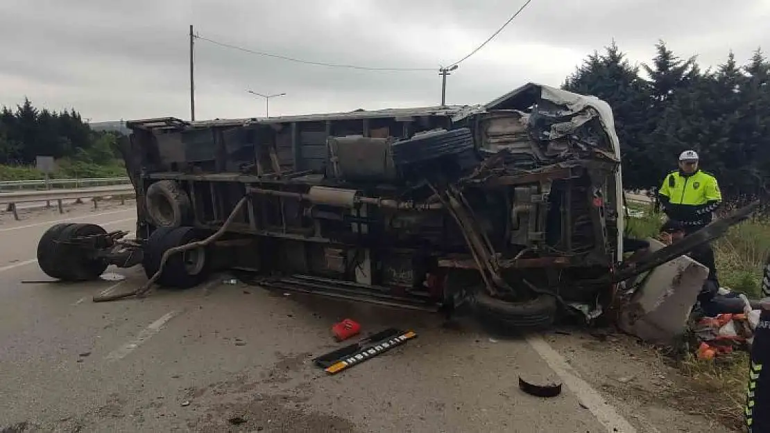 Bursa'da kontrolden çıkan kamyon yan yattı: 1 yaralı