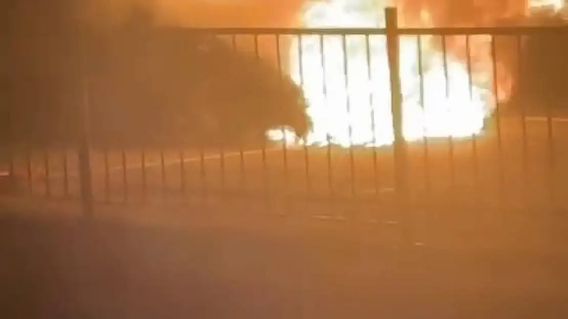 Bursa'da lüks otomobil alev alev yandı