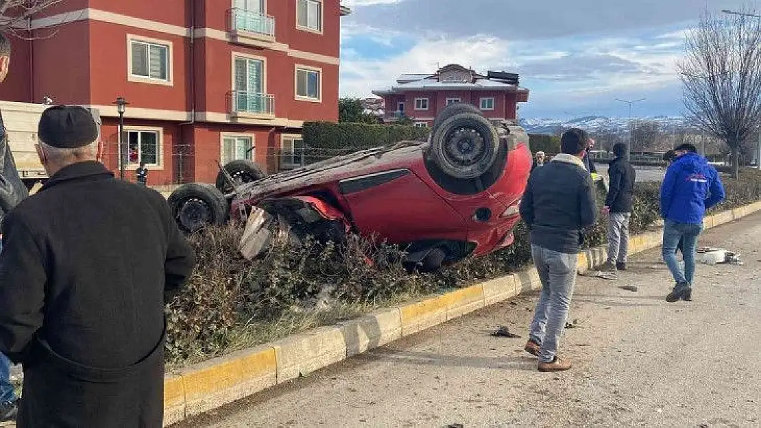 Bursa'da otomobil aydınlatma direğine çarpıp takla attı: 2 yaralı