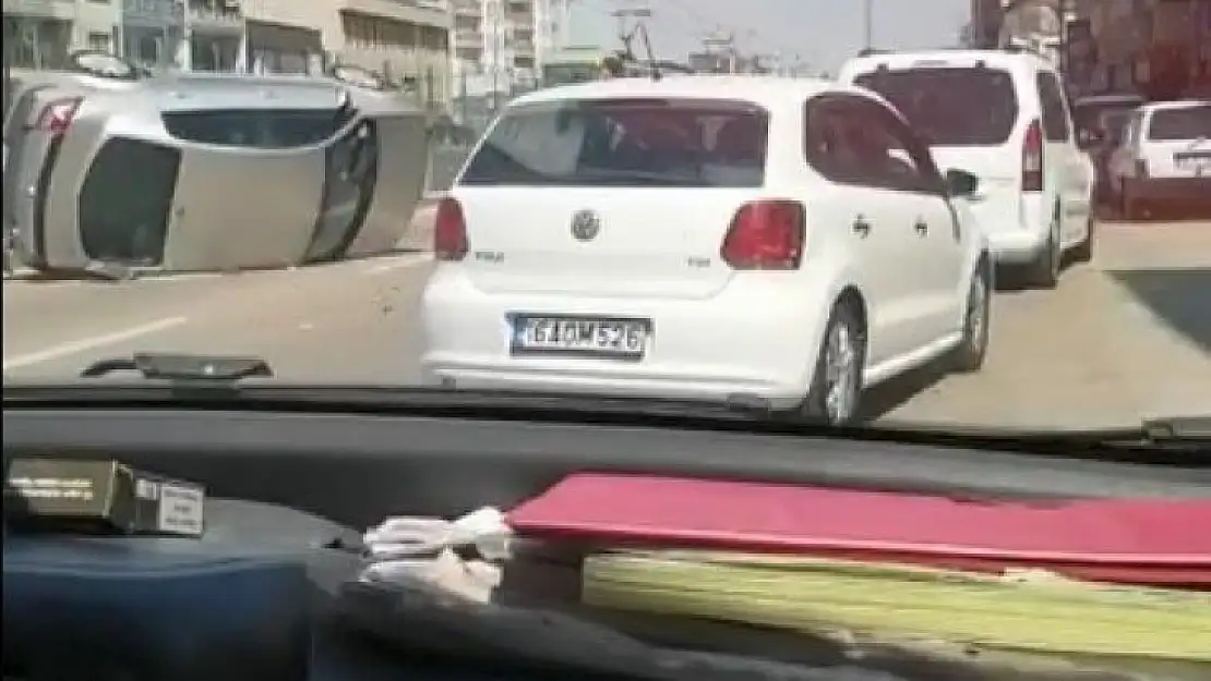 Bursa'da otomobil düz yolda takla attı