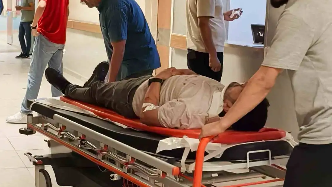 Bursa'da otomobil kamyona çarptı: 1'i ağır 2 yaralı