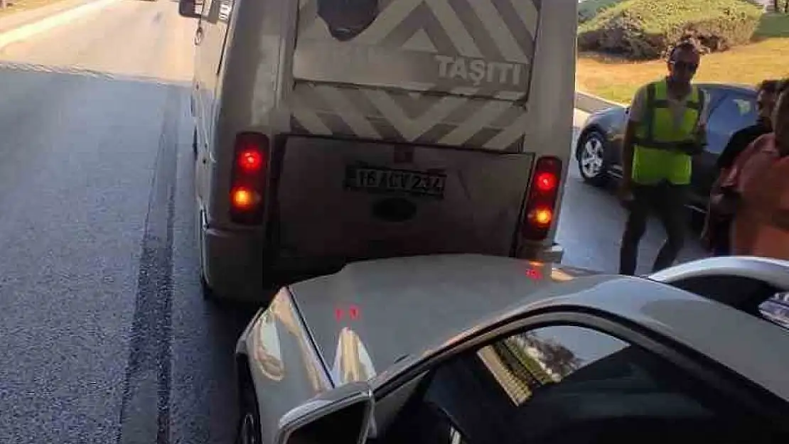 Bursa'da otomobil servis midibüsü ile çarpıştı: 5 yaralı