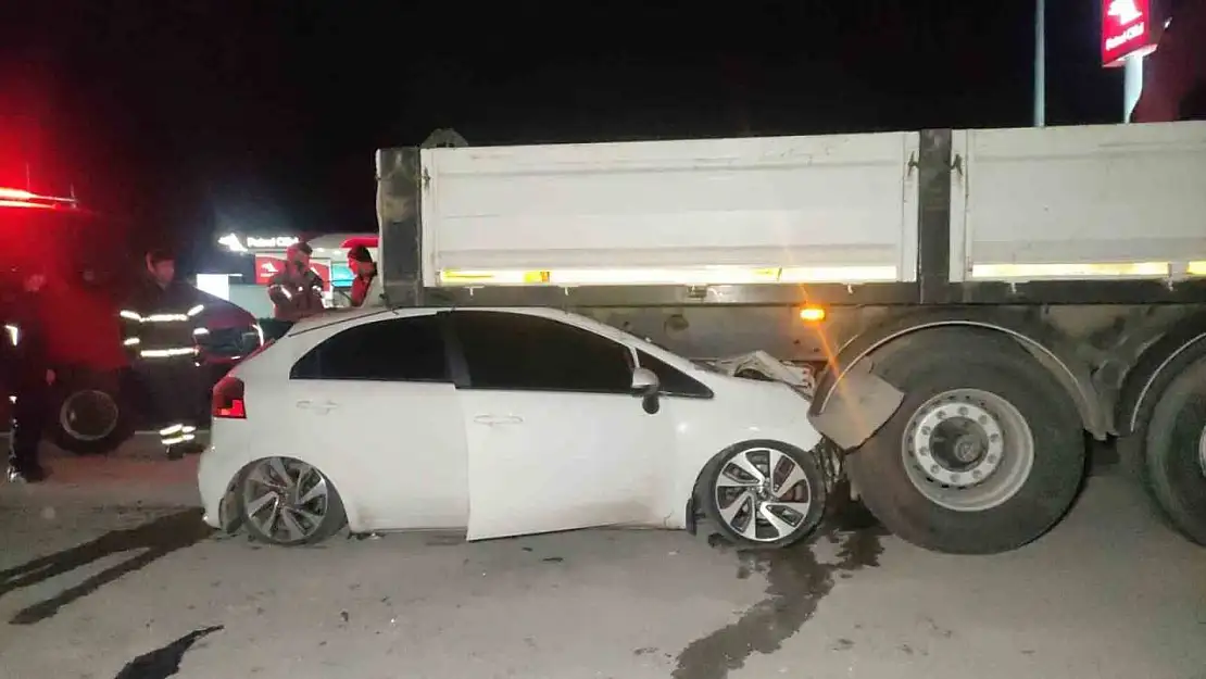 Bursa'da otomobil tırın altına girdi: 2 yaralı