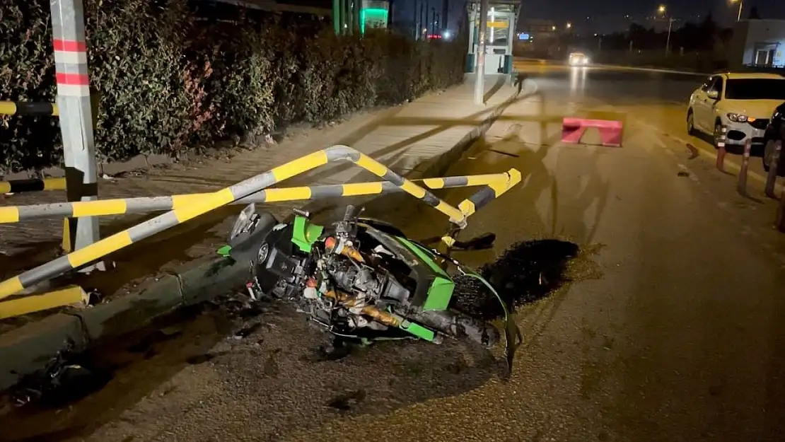 Bursa'da otomobilin çarptığı lüks motosiklet hurdaya döndü, sürücü yaralandı