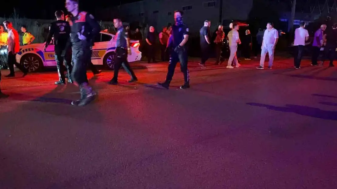 Bursa'da park halindeki araçlara çarpıp kaçtı, geri döndüğünde araç sahiplerinin saldırısına uğradı