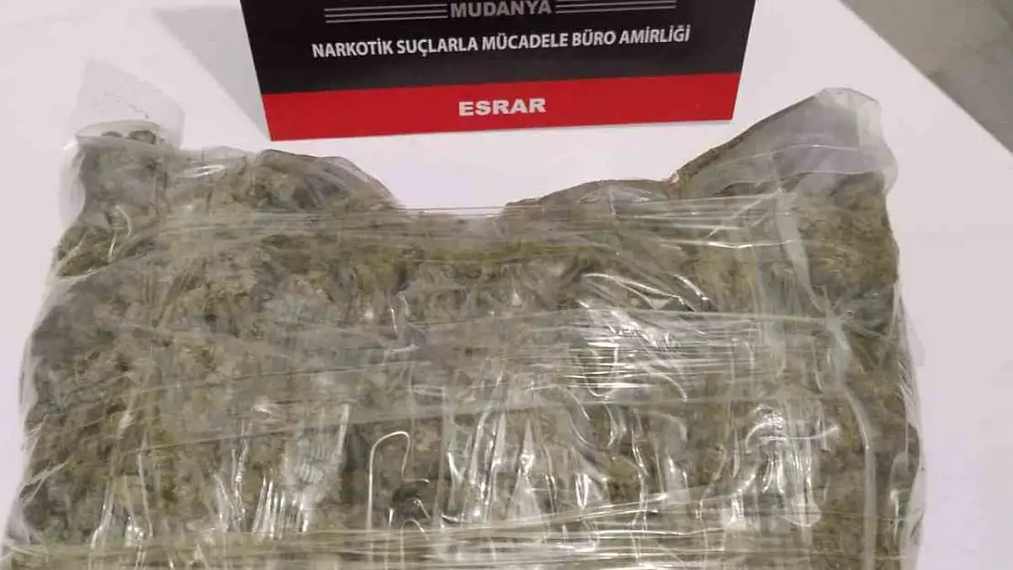 Bursa'da polislerden kaçmaya çalışan sürücünün üzerinde 824 gram esrar ele geçirildi