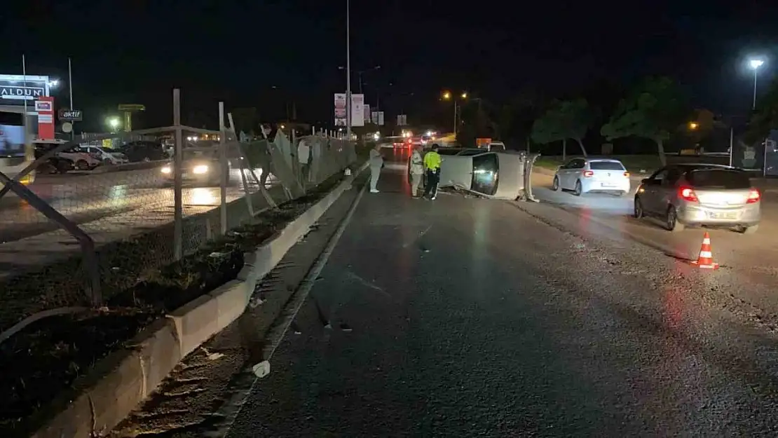 Bursa'da refüjdeki koruma tellerine çarpan otomobil takla attı: Karı-koca yaralandı