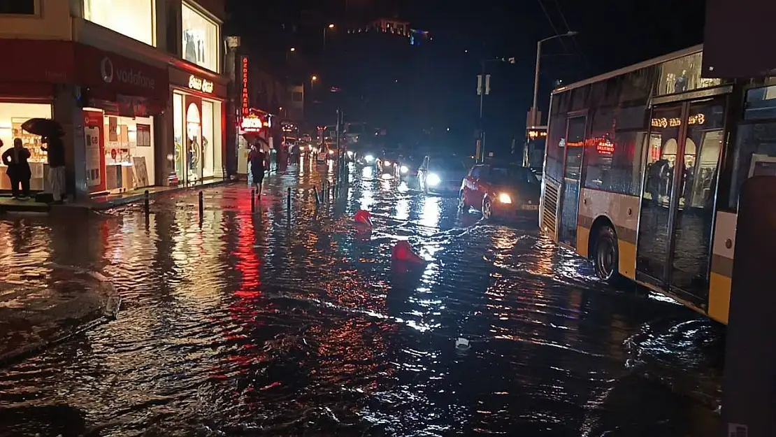 Bursa'da sağanak cadde ve sokakları göle çevirdi