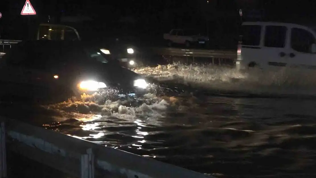 Bursa'da sağanak yağış hayatı olumsuz etkiledi