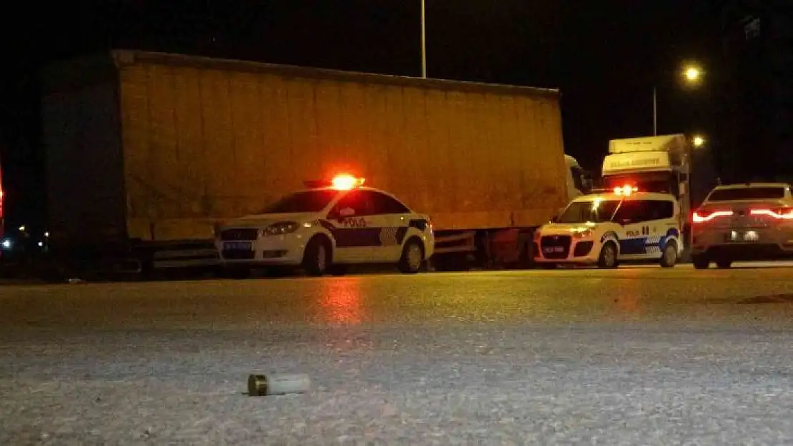 Bursa'da sokakta yürüyen 2 kişiyi pompalı tüfekle yaraladılar, silahları asfalt silindirine saklayıp kayıplara karıştılar