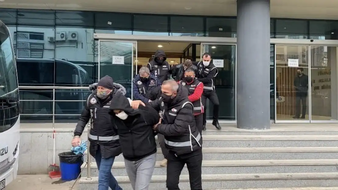 Bursa'da suç örgütüne yapılan şafak baskınında gözaltına alınan 11 kişi adliyeye sevk edildi