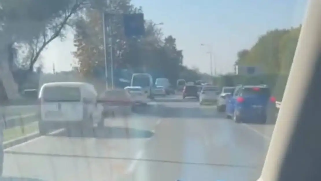 Bursa'da sürücülerin 'fermuar yöntemi'yle ambulansa yol vermesi kamerada