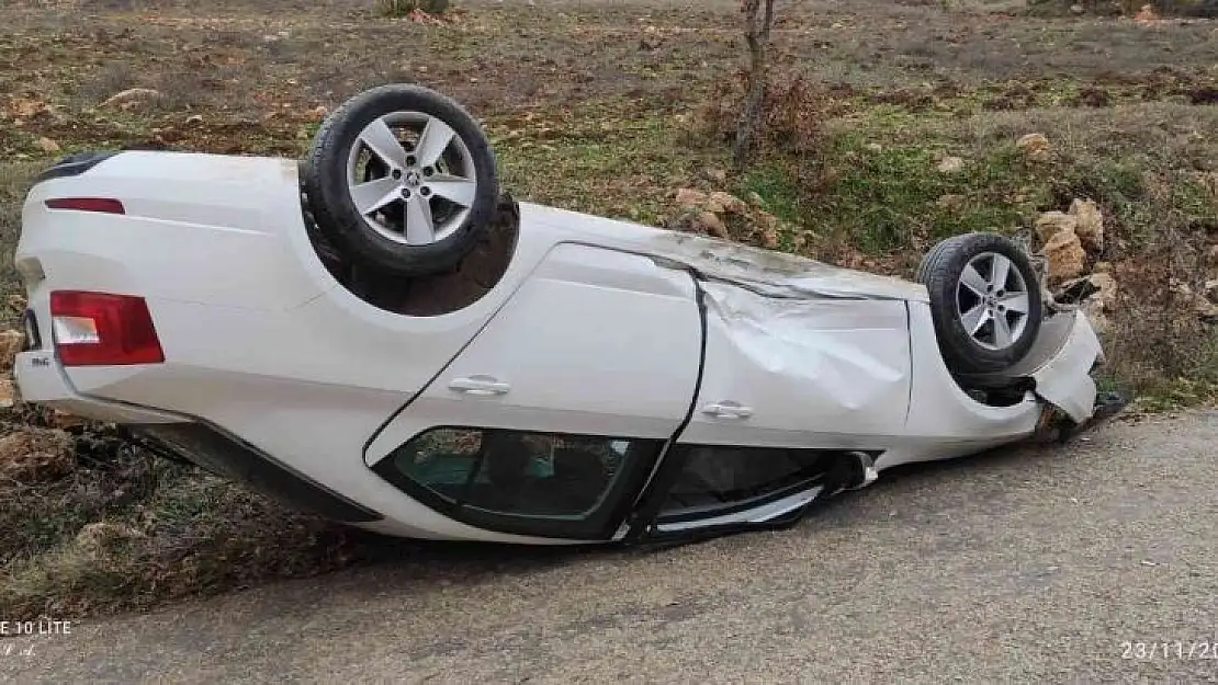 Bursa'da takla atan otomobildeki iki kişi yaralandı